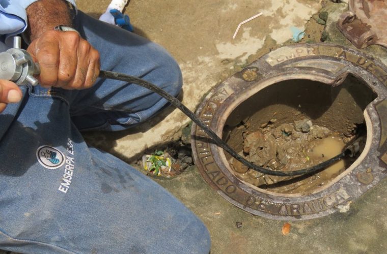 Cansados habitantes del barrio Pedro Nel con fuga de agua. Líder comunal responsabilizó a EMSERPA de negarse a repararla.