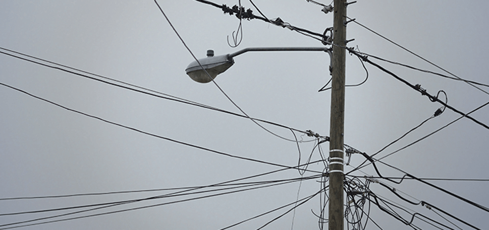 Habitantes de las cabañas denuncian hurto en los cables de los postes dejando las viviendas sin el polo a tierra.