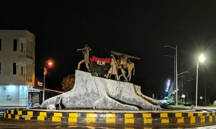 En conmemoración a su natalicio el Eln instaló el fin de semana anterior banderas alusivas a esa Guerrilla y sorprendieron a los habitantes de Fortul con serenata